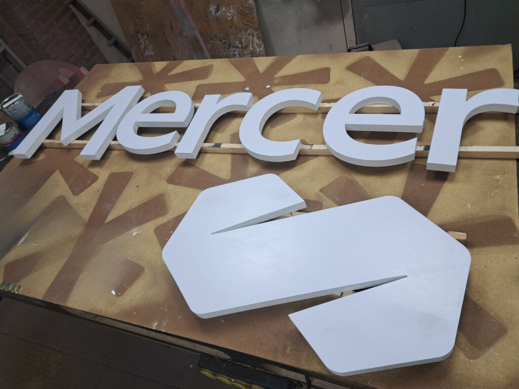 gefreesd en geverfd logo mercer