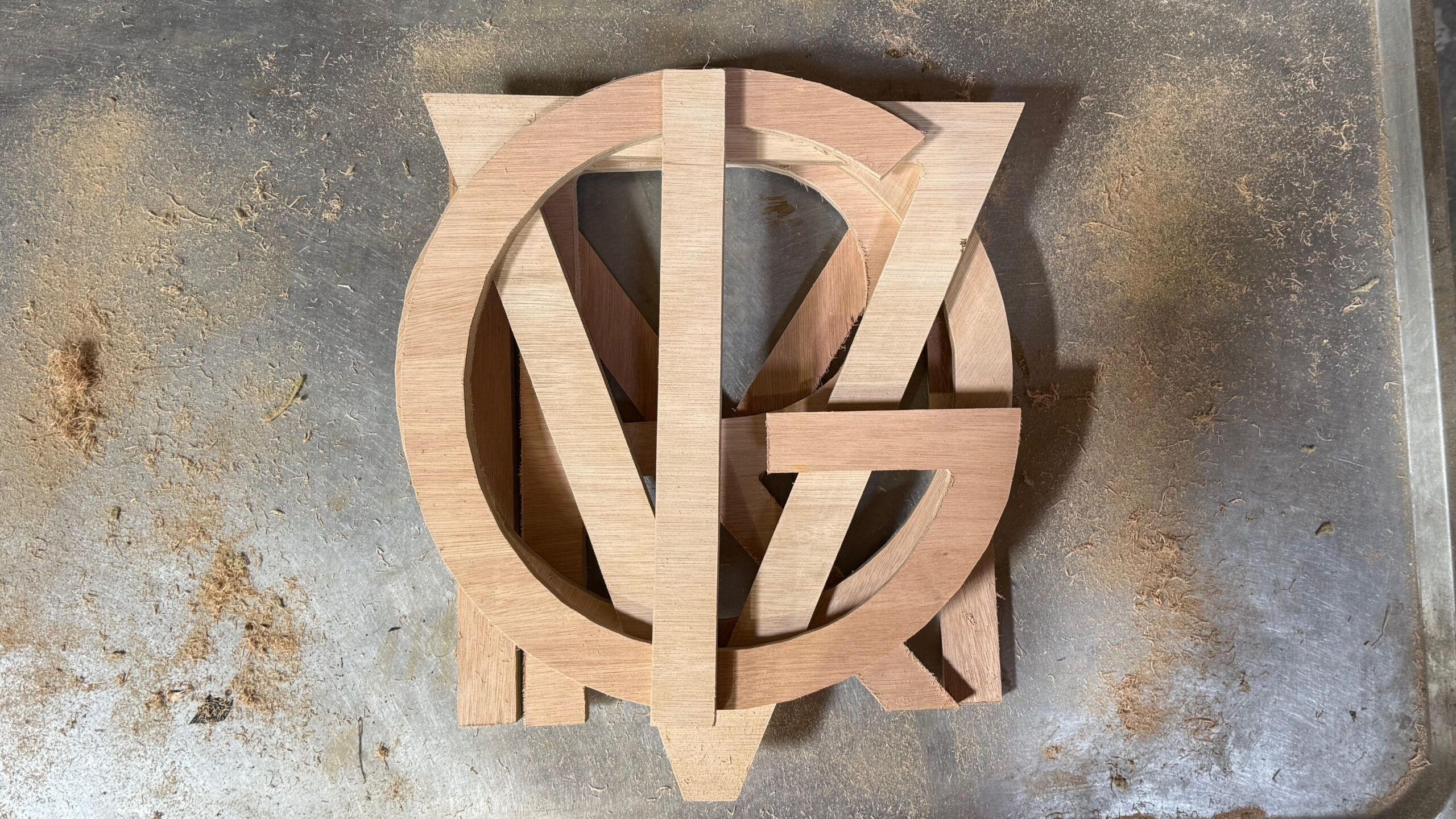 gefreesd logo Vormig gestapeld.